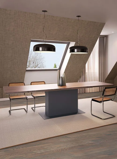 Mesa de comedor bajo una ventana de techo